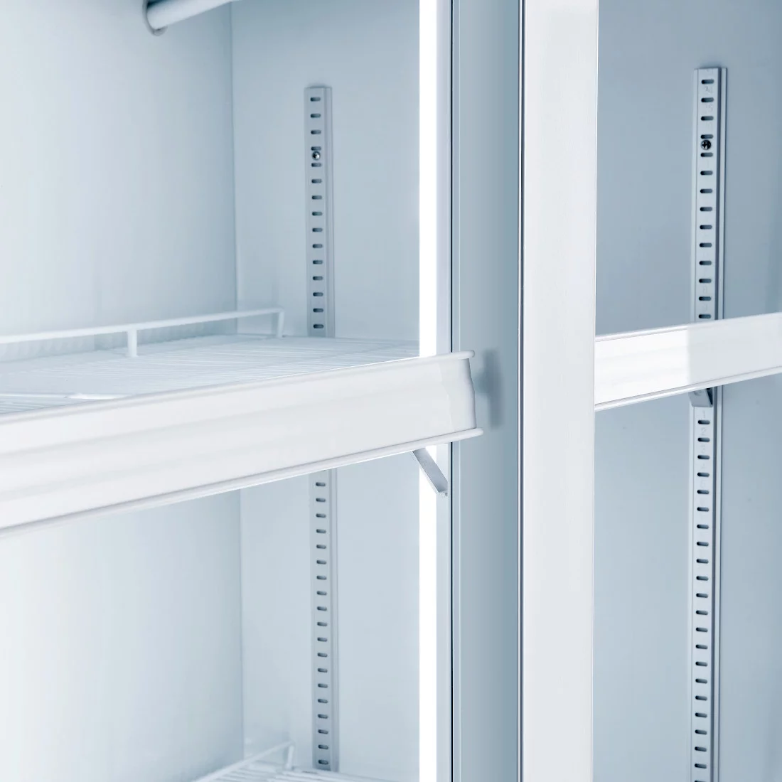 REFRIGERATEUR HISENSE VERTICAL 2PORTES VITRINE NOIR FL81WC