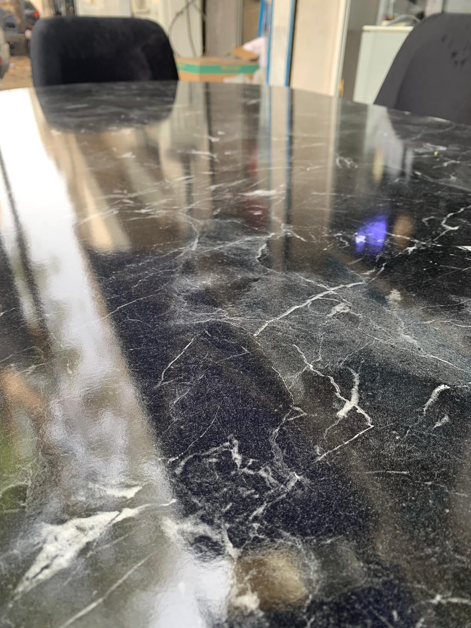 TABLE A MANGER 6PLACES 80X140 METALIQUE OVAL NOIR LOTUS